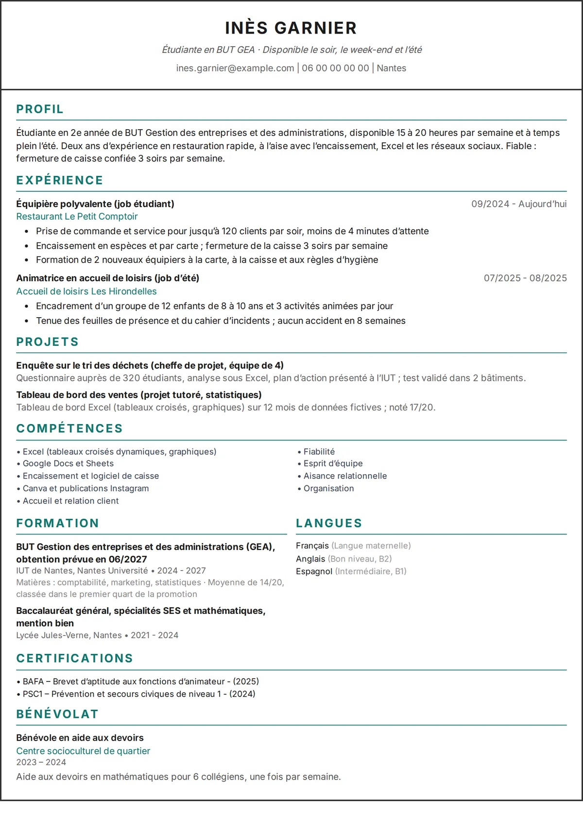 Exemple de CV étudiant : CV d’une page d’une étudiante en BUT avec job étudiant, job d’été et projets, design à une colonne