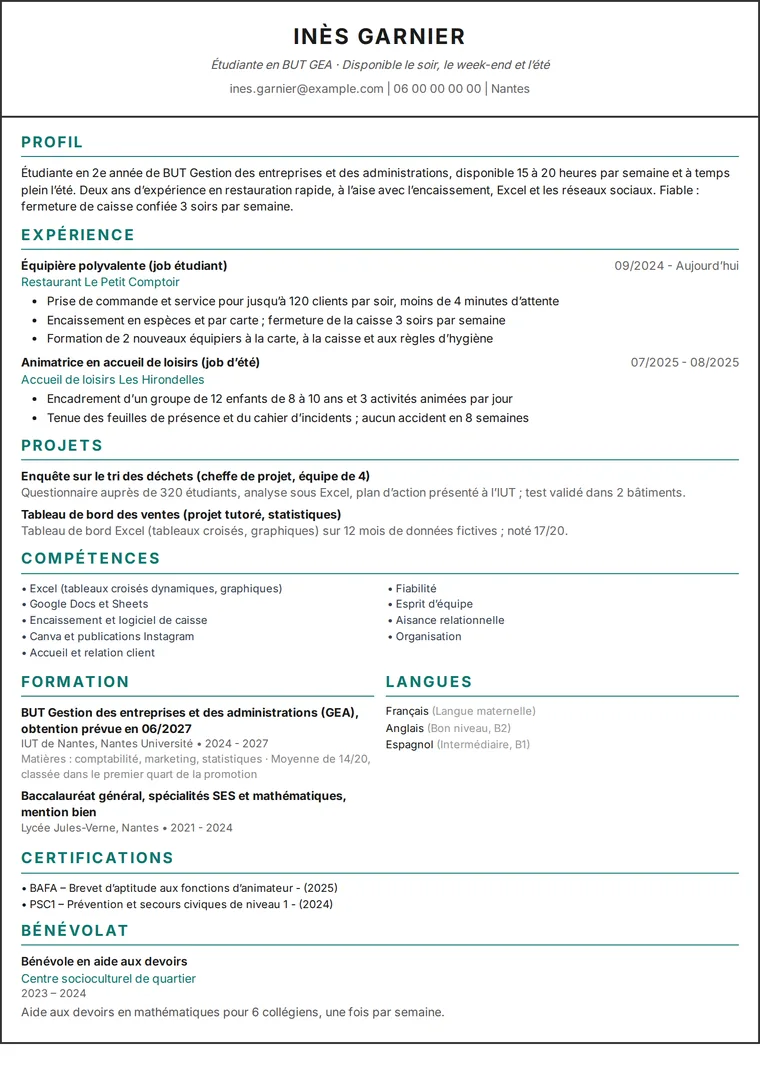 Exemple de CV étudiant : CV d’une page d’une étudiante en BUT avec job étudiant, job d’été et projets, design à une colonne